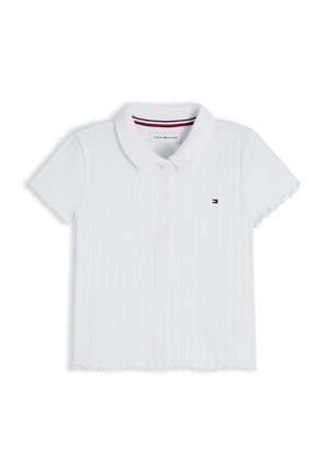 Valge lühikeste varrukatega soonikkoes polo-särk kraega, kolme nupuga, väikese Tommy Hilfiger lipp-logo rinnal ja laineliste servadega allääres.