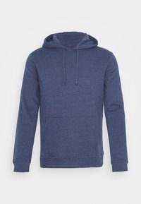 Námořnická modrá mikina vyrobená z měkkého materiálu s klokaní kapsou, nastavitelnou stahovací kapucí a žebrovanými manžetami a lemem.