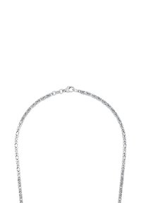 Collar de cadena plateada con intrincados eslabones trenzados y un cierre de langosta sobre un fondo blanco.