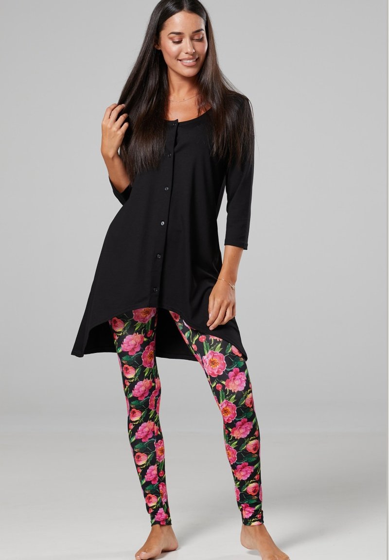 Damen Nachthemden | Chelsea Clark UMSTANDSPYJAMA MIT STILLFUNKTION Nachtwäsche Set Schwarze Rosa Blüten/pink - KZ55916 Damen Nachthemden | Chelsea Clark UMSTANDSPYJAMA MIT STILLFUNKTION Nachtwäsche Set Schwarze Rosa Blüten/pink - KZ55916