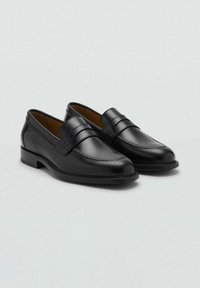 Schwarze Lederloafers mit glatter Oberfläche, ausgestattet mit zwei horizontalen Riemen an der Vorderseite und einem niedrigen Absatz für zusätzlichen Halt.