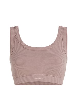 Ribbet bralette i afdæmpet pink, med rund halsudskæring, brede stropper og et logo nederst for ekstra detalje.
