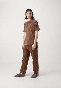 adidas Originals ESSENTIAL TEE - Základné tričko - earth strata