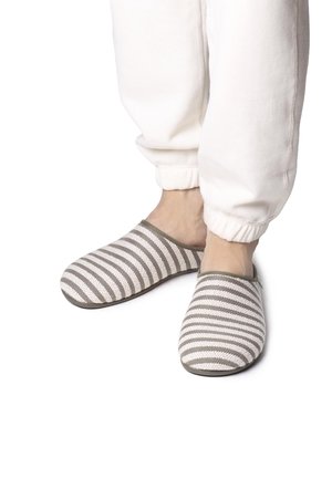 Ribakujulised libisemisega sussid beeži ja halli tooni, valmistatud pehmest kudumiskangast ning paindliku tallaga mugavuseks.