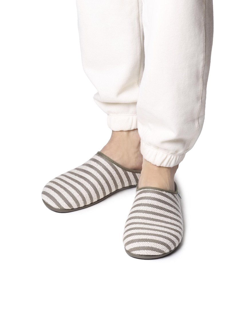 Randiga tofflor i beige och grå nyanser, tillverkade av vävd tyg med en mjuk yta och en flexibel sula för komfort.