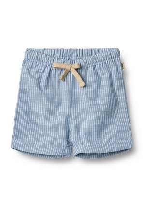 Shorts pour tout-petits bleu clair avec des rayures verticales blanches et un lien de serrage beige à la taille élastique, ourlets repliés sur fond blanc.