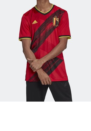 Rotes Sporttrikot mit schwarzen diagonalen Streifen, gelben Akzenten und einem belgischen Wappen. Hergestellt aus leichtem Stoff mit einem V-Ausschnitt-Design.