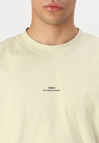 Jack & Jones JCOTERRAIN TEE CREW NECK - Μπλουζάκι με στάμπα - beige