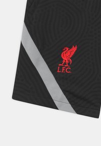 Mustat shortsit, joissa on tekstuuripintainen kuvio ja harmaa diagonaalinen raita. Punainen Liverpool F.C. -logo on näkyvästi esillä.
