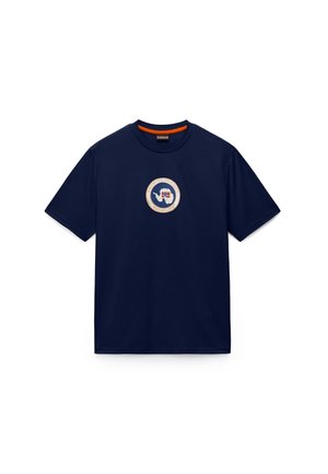 Marineblauw katoenen T-shirt met een cirkelvormig geborduurd logo op de borst, voorzien van een gestructureerde rand en een contrasterende oranje binnenkraag.
