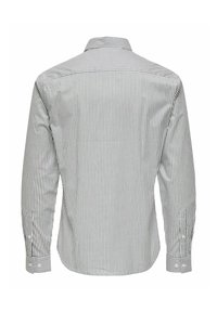 Stribet skjorte i hvid og marineblå, med lange ærmer, klassisk krave og et slankt fit design med en glat tekstur.