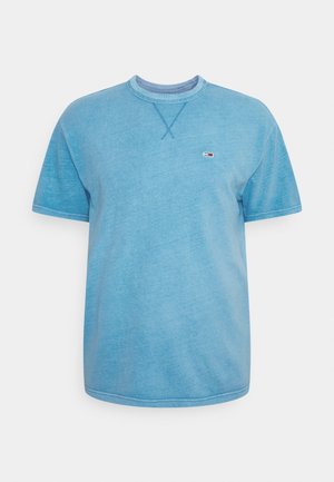 T-shirt azzurro chiaro a maniche corte in un tessuto morbido. Presenta un colletto tondo e un piccolo logo sul lato sinistro del petto. Texture liscia con vestibilità rilassata.