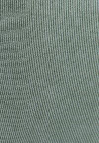 Nevybráno, hedge green