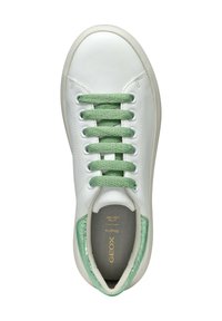 Sneakers en cuir blanc avec des accents texturés verts et des lacets. Présente une pointe arrondie, une semelle intérieure rembourrée et un détail de logo sur la semelle intérieure.