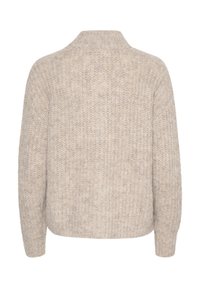 Suéter grueso de punto beige con textura acanalada, mangas largas y un cuello alto, mostrado desde atrás sobre un fondo blanco.