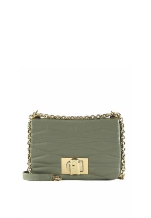 Sac bandoulière en cuir matelassé vert olive avec une sangle chaîne dorée et un fermoir rectangulaire doré arborant un logo « F » stylisé à l’avant.