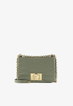 Sac bandoulière en cuir matelassé vert olive avec une sangle chaîne dorée et un fermoir rectangulaire doré arborant un logo « F » stylisé à l’avant.
