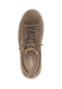 Baskets en suède marron avec un bout rond, un design à lacets, des accents texturés et une semelle en caoutchouc clair contrastante. Présente des détails brillants sur la languette.