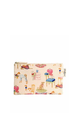 Borsetă crem cu fermoar, cu ilustrații cu câini în diverse poziții și mobilier de interior în culori pastel, etichetată cu marca Cath Kidston.