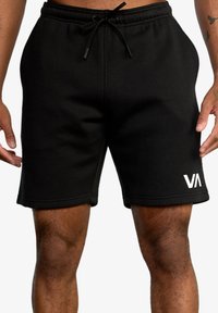 Shorts neri in cotone con vita regolabile e tasche laterali. Presentano un logo bianco sulla gamba sinistra. Texture liscia, lunghezza sopra il ginocchio.