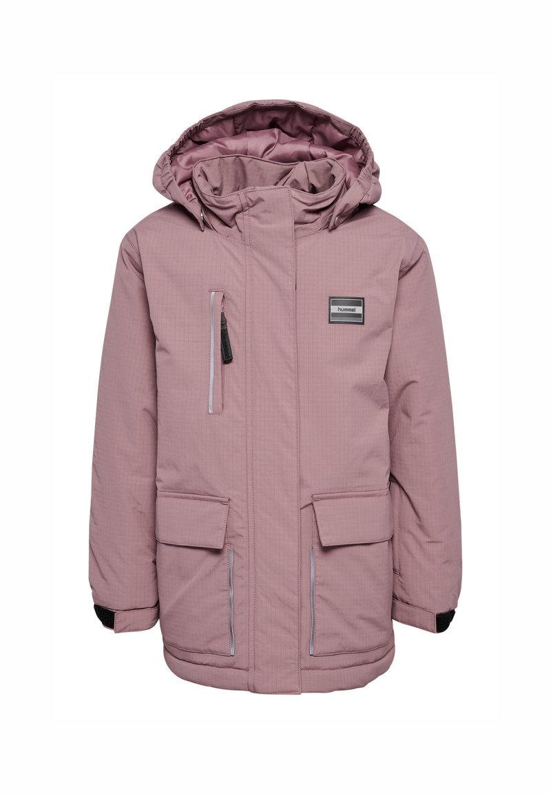 Veste d'hiver rose à capuche avec fermeture éclair frontale, poche poitrine zippée, poches latérales à rabat et sangles de poignet ajustables.