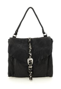 Borsa a mano in pelle nera con manico singolo, chiusura a cerniera, e fascia decorativa verticale adornata con borchie d'argento e fibbia al centro anteriore.