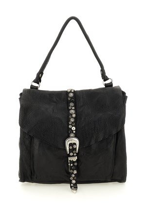 Borsa a mano in pelle nera con manico singolo, chiusura a cerniera, e fascia decorativa verticale adornata con borchie d'argento e fibbia al centro anteriore.