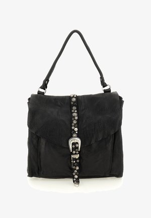 Borsa a mano in pelle nera con manico singolo, chiusura a cerniera, e fascia decorativa verticale adornata con borchie d'argento e fibbia al centro anteriore.