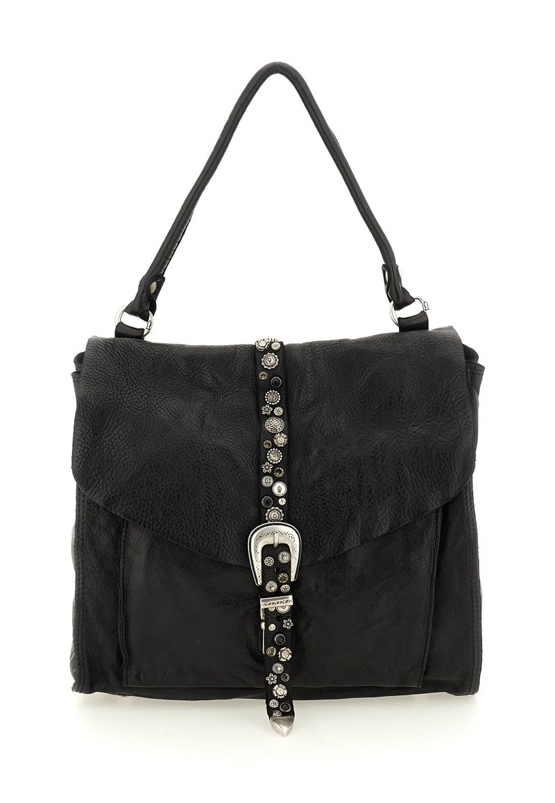Borsa a mano in pelle nera con manico singolo, chiusura a cerniera, e fascia decorativa verticale adornata con borchie d'argento e fibbia al centro anteriore.