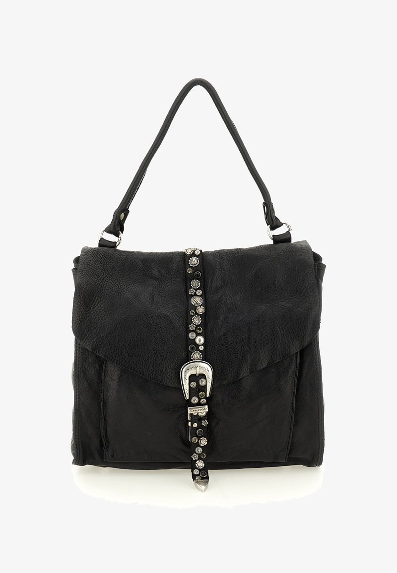 Borsa a mano in pelle nera con manico singolo, chiusura a cerniera, e fascia decorativa verticale adornata con borchie d'argento e fibbia al centro anteriore.