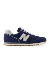 Marineblaue Sportschuhe mit grauen Akzenten, aus Wildleder und Mesh-Materialien, einer Gummisohle und einem auffälligen weißen "N"-Logo an der Seite.