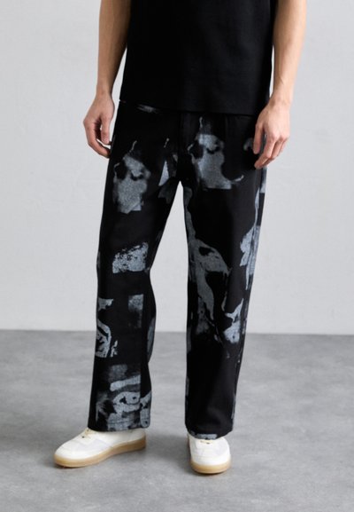 Kidsuper FACES COLLAGE PANTS - Džíny Relaxed Fit - black