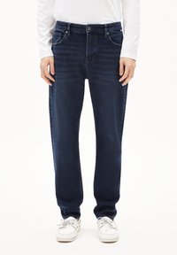 Donkerblauwe denim jeans met een rechte pijp, vijf zakken en een ritssluiting, met een klassiek ontwerp en subtiele wassingdetails.