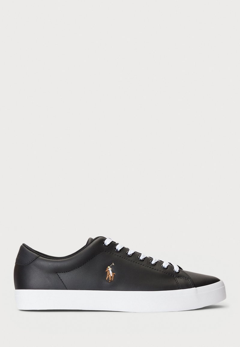 Baskets en cuir noir avec semelle blanche et lacets, avec un logo brodé d'un joueur de polo marron et blanc sur le côté.