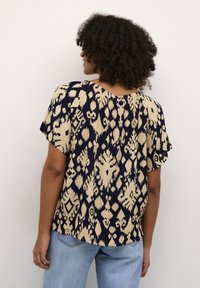 Kaffe ULLA RELAXED FIT - Bluse - midnight   sand print