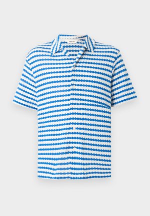 Kék-fehér vízszintes hullámos csíkos, rövid ujjú, gombos ing terjedelmes gallérral.