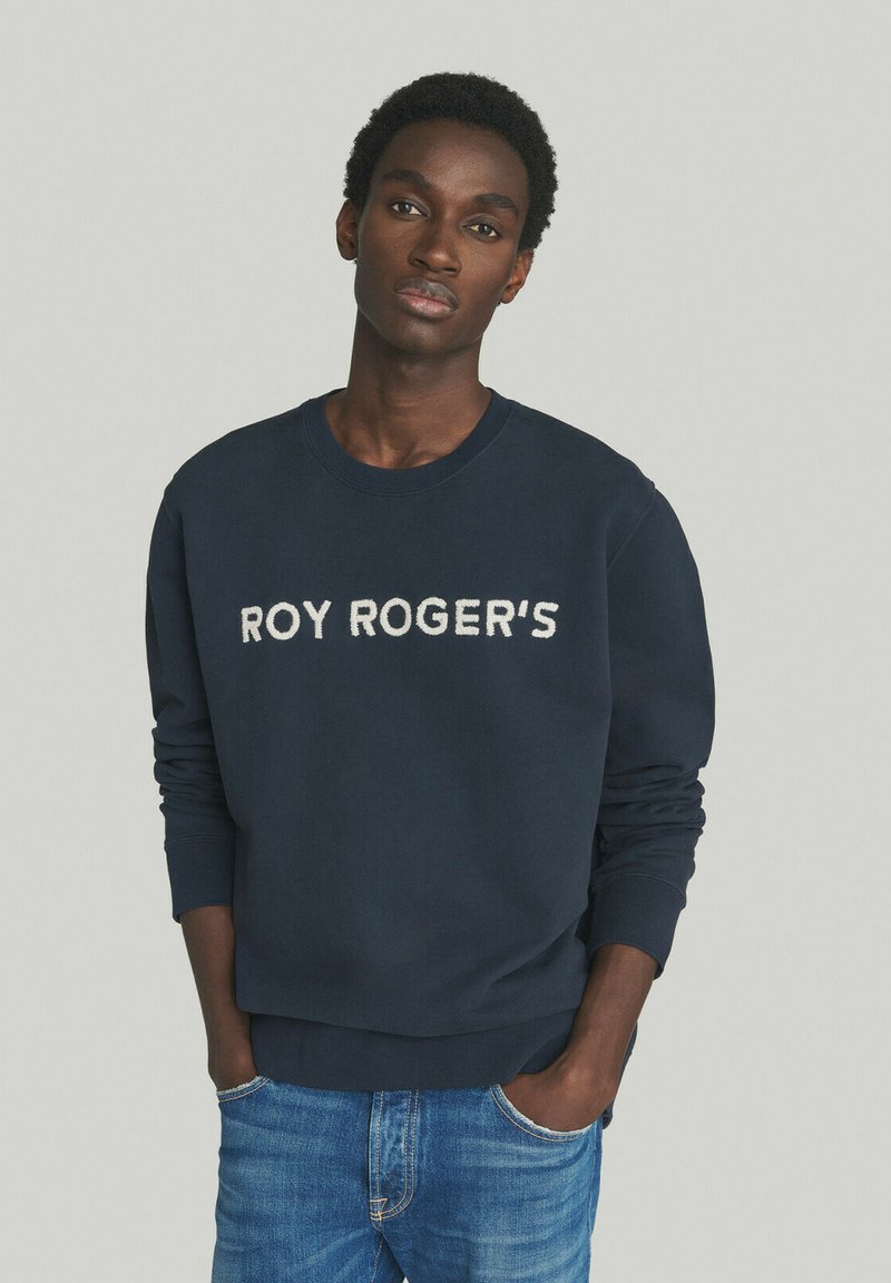 Felpa blu navy con logo "ROY ROGER'S" in bianco, realizzata in cotone, caratterizzata da un classico collo rotondo e polsini e orlo a coste.