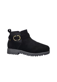 Zwarte suede enkelboot met een ronde neus, voorzien van een zijgesp en een elastische paneel, getextureerde rubberen zool en versterkte stiksels.