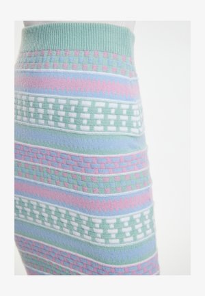 Kötött szoknya pasztell mintákkal rózsaszín, kék, zöld és fehér színekben, geometrikus és cikk-cakk mintákkal egy fehér háttéren.