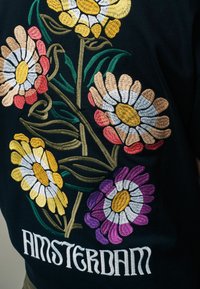 Next NATURE GRAPHIC - Apdrukāts T-krekls - black flower embroidery