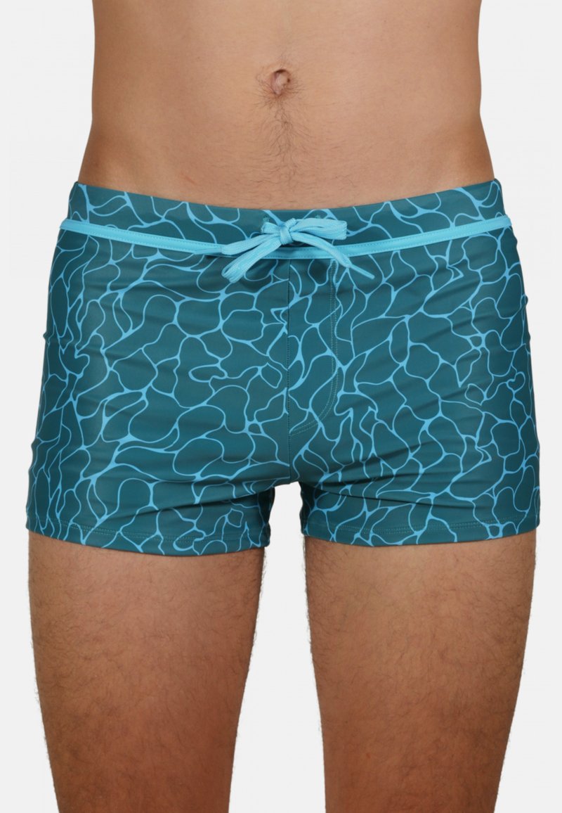 Shorts de bain en matériau synthétique lisse, présentant une base teal foncé avec un motif abstrait de type eau bleu clair et une taille élastique avec cordon de serrage.