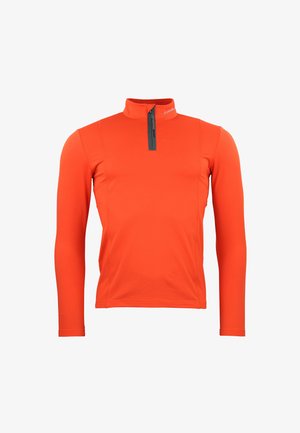 Maglia arancione a maniche lunghe con collo alto, zip frontale a un quarto e texture liscia. Presenta una cerniera e cuciture a contrasto di colore scuro.