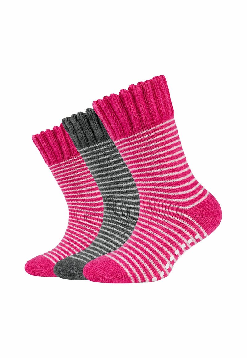 Drie paar gebreide sokken: één roze met witte strepen, één grijs met dunne strepen, en één effen grijs met geribbelde boorden.