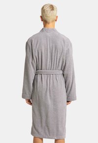 Grauer Frottee-Bademantel mit langen Ärmeln, einem Taillengürtel und strukturiertem Stoff, mit einfachem Kragen und knielanger Länge.