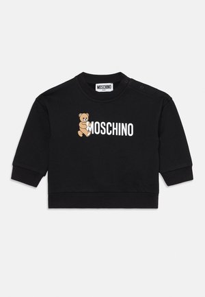 Schwarzer Baumwollpullover mit langen Ärmeln, versehen mit einem bedruckten Braunbären und dem "MOSCHINO"-Logo. Rippbündchen und Ausschnitt mit Druckknöpfen.