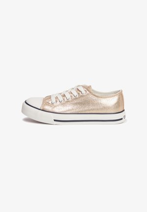 Metallisch goldene Low-Top Sneaker mit weißen Schnürsenkeln, gummikappiertem Zehenbereich und schwarz-weiß gestreiter Sohle. Glatte Textur mit schimmerndem Finish.