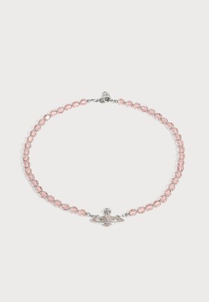 Collier avec des perles facettées rose clair et un pendentif argenté en forme de planète avec une croix au sommet.