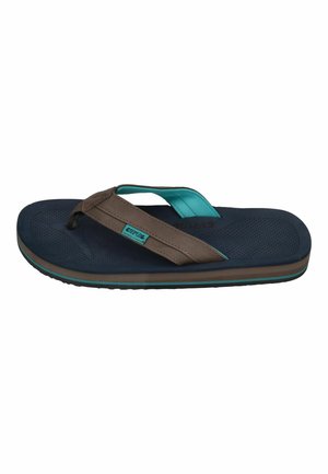 Herren-Casual-Flip-Flop mit braunen und türkisfarbenen Riemen und einer dunkelblauen gepolsterten Sohle, isoliert auf weißem Hintergrund.