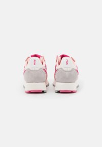 Różowo-szare buty sportowe z teksturowanego zamszu i siateczki, z wyściełanym kołnierzem, logo Fila oraz kontrastowymi elementami na podeszwie.