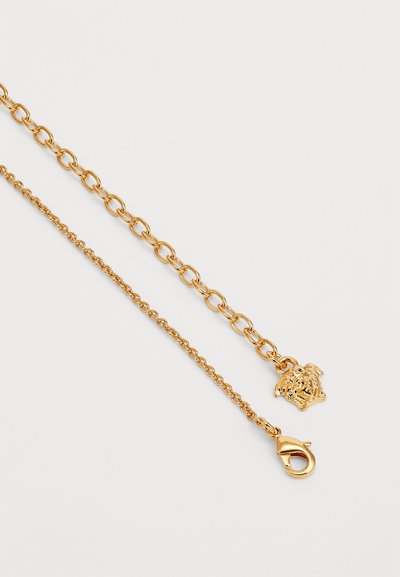 Goldkette mit ineinandergeschlungenen Gliedern, strukturiertem Finish, Löwenkopfhänger und einem Karabinerverschluss.